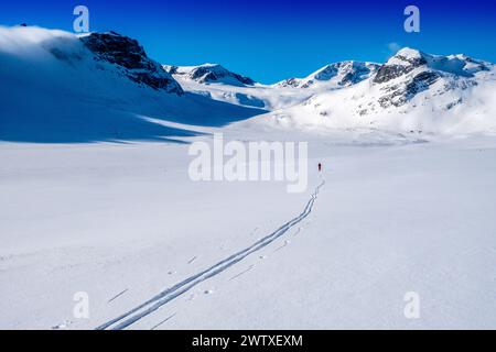 Sciatore nordico/sciatore sulle montagne invernali di Jotunheim, Norvegia Foto Stock