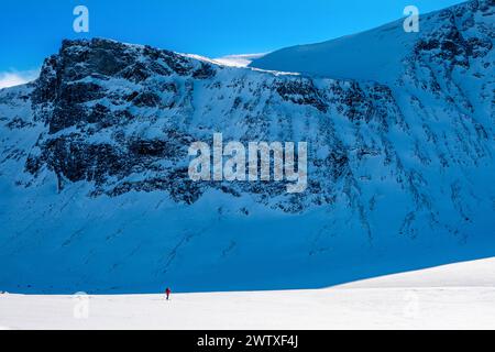 Sciatore nordico/sciatore sulle montagne invernali di Jotunheim, Norvegia Foto Stock