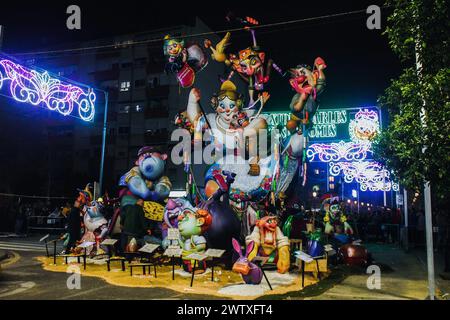 Valencia, Spagna. 19 marzo 2024. La figura di Fallera pochi minuti prima che i falleros la bruciassero completamente. Il tocco finale del festival Fallas si è svolto nella città di Valencia, in Spagna, con più di 1 milione di turisti e più di 700 persone che sono state esposte in diverse parti della città. Credito: SOPA Images Limited/Alamy Live News Foto Stock