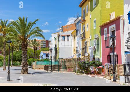 Palme e case colorate sul viale di Villajoyosa, Spagna Foto Stock