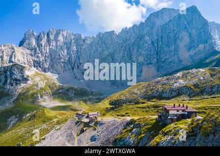 Veduta aerea del rifugio Albani e della parete nord della Presolana. Val di Scalve, Bergamo, Lombardia, Italia, Sud Europa. Foto Stock