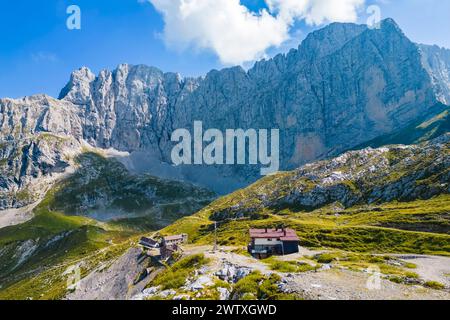 Veduta aerea del rifugio Albani e della parete nord della Presolana. Val di Scalve, Bergamo, Lombardia, Italia, Sud Europa. Foto Stock