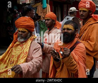 Folla colorata che cammina per la strada nel mercato della città di Pushkar durante la fiera dei cammelli di novembre, india, Rajasthan Foto Stock