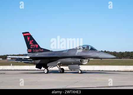 Derek Routt, comandante del 177th Fighter Wing, si prepara al decollo di un F-16C Fighting Falcon il 2 novembre 2023, Foto Stock