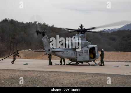 US Marines con Marine Wing Support Squadron 172, Marine Aircraft Group 36, 1st Marine Aircraft Wing e Marine Light Attack Helicopter Squadron 369 Foto Stock