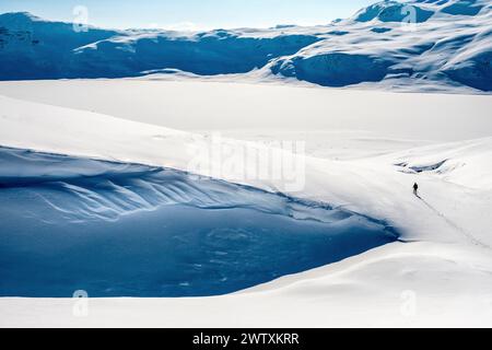 Sciatore nordico/sciatore sulle montagne invernali di Jotunheim, Norvegia Foto Stock