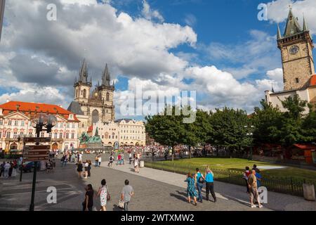 Turisti che visitano la città vecchia e la facciata di nostra Signora prima della chiesa di Tyn, il vecchio municipio nella piazza della città vecchia staromestke namesti, Praga, Repub ceco Foto Stock