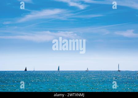 Barche a vela all'orizzonte del mare Foto Stock