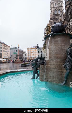 Monaco di Baviera, Germania - 26 dicembre 2021: Fischbrunnen, la Fontana del pesce e il nuovo Municipio di Marienplatz, la piazza del centro storico, Germania Foto Stock