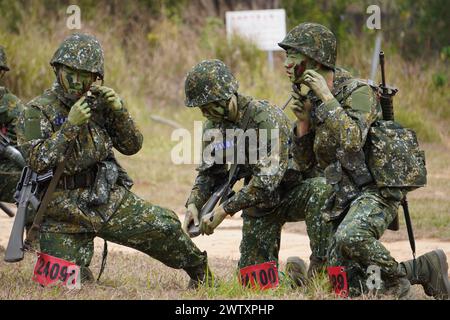 © mandi Heshmati/MAXPPP - Taichung 20/03/2024 A Taiwan, la duree du service militaire a ete ramenee a un an en janvier dernier. Une mesure decidee par la presidente Tsai ING wen dans le contexte des tensions grandissantes avec la Chine. Les jeunes conscrits concernes ont Start une formation de huit semaines en janvier dernier. Figliolo ma, trasformatore un semplice civile in coscrit capace de manier les armes. A l issue de cette formation, ils ont du se plier a un test comprenant entre autres leur camouflage et une Simulation d assaut. Taichung 03/20/2024 a Taiwan, la durata del servizio militare Foto Stock