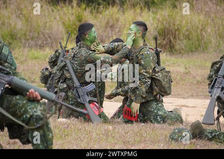 © mandi Heshmati/MAXPPP - Taichung 20/03/2024 A Taiwan, la duree du service militaire a ete ramenee a un an en janvier dernier. Une mesure decidee par la presidente Tsai ING wen dans le contexte des tensions grandissantes avec la Chine. Les jeunes conscrits concernes ont Start une formation de huit semaines en janvier dernier. Figliolo ma, trasformatore un semplice civile in coscrit capace de manier les armes. A l issue de cette formation, ils ont du se plier a un test comprenant entre autres leur camouflage et une Simulation d assaut. Taichung 03/20/2024 a Taiwan, la durata del servizio militare Foto Stock