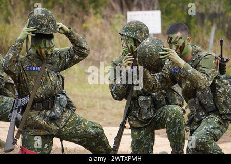 © mandi Heshmati/MAXPPP - Taichung 20/03/2024 A Taiwan, la duree du service militaire a ete ramenee a un an en janvier dernier. Une mesure decidee par la presidente Tsai ING wen dans le contexte des tensions grandissantes avec la Chine. Les jeunes conscrits concernes ont Start une formation de huit semaines en janvier dernier. Figliolo ma, trasformatore un semplice civile in coscrit capace de manier les armes. A l issue de cette formation, ils ont du se plier a un test comprenant entre autres leur camouflage et une Simulation d assaut. Taichung 03/20/2024 a Taiwan, la durata del servizio militare Foto Stock