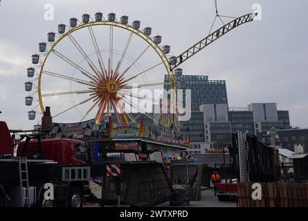 Amburgo, Germania. 20 marzo 2024. I dipendenti hanno organizzato un passaggio sulla Heiligengeistfeld. L'Hamburg Spring Dome inizia il 22 marzo. Crediti: Marcus Brandt/dpa/Alamy Live News Foto Stock