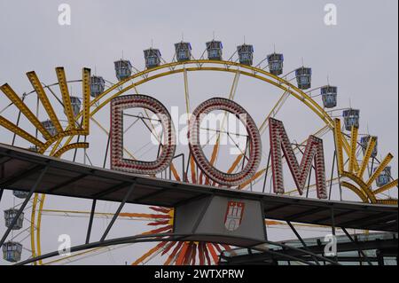 Amburgo, Germania. 20 marzo 2024. La ruota panoramica sull'Heiligengeistfeld si può vedere dietro la scritta "Dom". La cattedrale di Amburgo inizia il 22 marzo. Crediti: Marcus Brandt/dpa/Alamy Live News Foto Stock