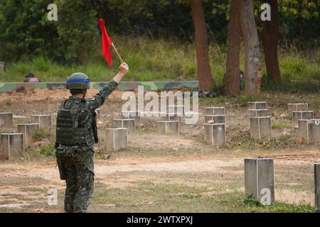 © mandi Heshmati/MAXPPP - Taichung 20/03/2024 A Taiwan, la duree du service militaire a ete ramenee a un an en janvier dernier. Une mesure decidee par la presidente Tsai ING wen dans le contexte des tensions grandissantes avec la Chine. Les jeunes conscrits concernes ont Start une formation de huit semaines en janvier dernier. Figliolo ma, trasformatore un semplice civile in coscrit capace de manier les armes. A l issue de cette formation, ils ont du se plier a un test comprenant entre autres leur camouflage et une Simulation d assaut. Taichung 03/20/2024 a Taiwan, la durata del servizio militare Foto Stock