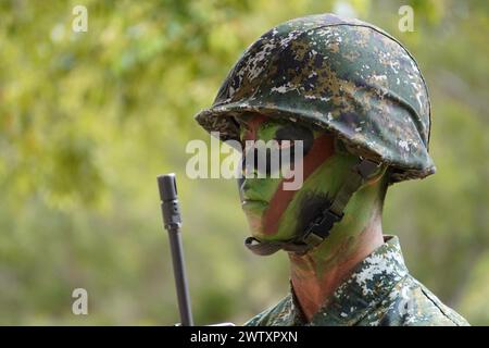 © mandi Heshmati/MAXPPP - Taichung 20/03/2024 A Taiwan, la duree du service militaire a ete ramenee a un an en janvier dernier. Une mesure decidee par la presidente Tsai ING wen dans le contexte des tensions grandissantes avec la Chine. Les jeunes conscrits concernes ont Start une formation de huit semaines en janvier dernier. Figliolo ma, trasformatore un semplice civile in coscrit capace de manier les armes. A l issue de cette formation, ils ont du se plier a un test comprenant entre autres leur camouflage et une Simulation d assaut. Taichung 03/20/2024 a Taiwan, la durata del servizio militare Foto Stock