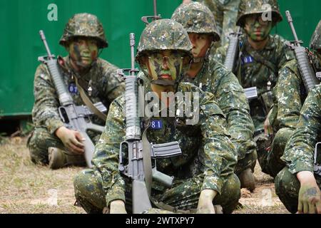 © mandi Heshmati/MAXPPP - Taichung 20/03/2024 A Taiwan, la duree du service militaire a ete ramenee a un an en janvier dernier. Une mesure decidee par la presidente Tsai ING wen dans le contexte des tensions grandissantes avec la Chine. Les jeunes conscrits concernes ont Start une formation de huit semaines en janvier dernier. Figliolo ma, trasformatore un semplice civile in coscrit capace de manier les armes. A l issue de cette formation, ils ont du se plier a un test comprenant entre autres leur camouflage et une Simulation d assaut. Taichung 03/20/2024 a Taiwan, la durata del servizio militare Foto Stock