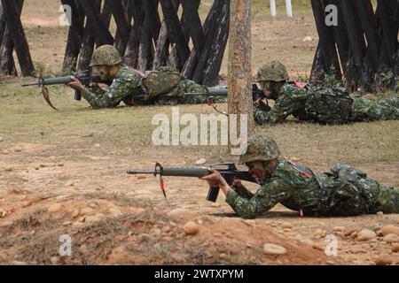 © mandi Heshmati/MAXPPP - Taichung 20/03/2024 A Taiwan, la duree du service militaire a ete ramenee a un an en janvier dernier. Une mesure decidee par la presidente Tsai ING wen dans le contexte des tensions grandissantes avec la Chine. Les jeunes conscrits concernes ont Start une formation de huit semaines en janvier dernier. Figliolo ma, trasformatore un semplice civile in coscrit capace de manier les armes. A l issue de cette formation, ils ont du se plier a un test comprenant entre autres leur camouflage et une Simulation d assaut. Taichung 03/20/2024 a Taiwan, la durata del servizio militare Foto Stock