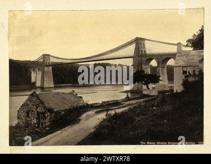 Fotografia d'epoca del Menai Suspension Bridge, un ponte sospeso che attraversa lo stretto di Menai tra l'isola di Anglesey e la terraferma del Galles. Progettato da Thomas Telford e completato nel 1826, è stato il primo grande ponte sospeso del mondo, risalente al 1880, nel XIX secolo vittoriano Foto Stock