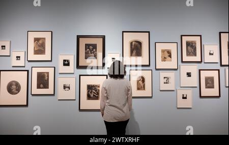 National Portrait Gallery, Londra, Regno Unito. 20 marzo 2024. Francesca Woodman e Julia Margaret Cameron: Portraits to Dream in. Le fotografe Francesca Woodman e Julia Margaret Cameron sono due delle donne più influenti nella storia della fotografia. Vivevano a un secolo di distanza - Cameron che lavorava nel Regno Unito e nello Sri Lanka dagli anni '1860 e Woodman in America e in Italia dagli anni '1970 Entrambe le donne hanno esplorato la ritrattistica oltre la sua capacità di registrare l'aspetto. Immagine: Parete di opere di Julia Margaret Cameron e Francesca Woodman. Crediti: Malcolm Park/Alamy Live News Foto Stock