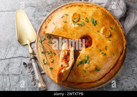 Empanada Gallega torta tradizionale ripiena di tonno o carne e verdure tipiche della Galizia, primo piano della Spagna sul tavolo. Orizzontale a. Foto Stock