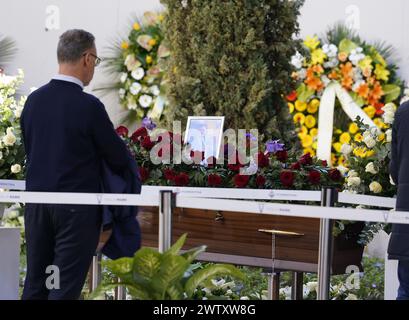 Firenze, Italia. 20 marzo 2024. Amici e parenti omaggiano la salma di Joe Barone alla camera ardente del DG della Fiorentina presso il Viola Park Rocco Commisso a Firenze, Italia - Cronaca, Sport. 20 marzo 2024 (foto Marco Bucco/LaPresse) le persone rendono omaggio al corpo di Joe Barone durante la sala funeraria della DG Fiorentina al Parco Viola Rocco Commisso di Firenze - News, Sport. 20 marzo 2024 (foto di Marco Bucco/LaPresse) credito: LaPresse/Alamy Live News Foto Stock