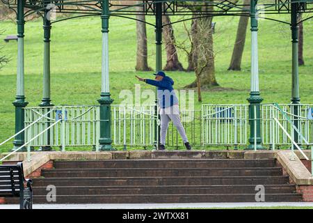 Stourbridge, Regno Unito. 20 marzo 2024. Meteo nel Regno Unito: Un gentiluomo maturo si tiene in forma e rimane caldo al Mary Stevens Park in una giornata umida e coperto a Stourbridge, West Midlands, mentre si fa esercizio quotidiano da solo sul palco del parco pubblico. Crediti: Lee Hudson/Alamy Live News Foto Stock