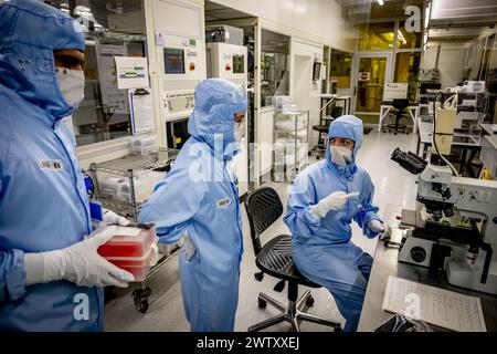 DELFT - i dipendenti lavorano nella camera bianca Else Kooi durante un tour stampa di un laboratorio di camera bianca nel campus tu Delft. In questi laboratori vengono studiate le innovazioni per l'industria dei chip. ANP ROBIN UTRECHT netherlands Out - belgio Out Foto Stock