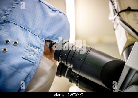 DELFT - i dipendenti lavorano nella camera bianca Else Kooi durante un tour stampa di un laboratorio di camera bianca nel campus tu Delft. In questi laboratori vengono studiate le innovazioni per l'industria dei chip. ANP ROBIN UTRECHT netherlands Out - belgio Out Foto Stock