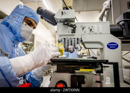 DELFT - i dipendenti lavorano nella camera bianca Else Kooi durante un tour stampa di un laboratorio di camera bianca nel campus tu Delft. In questi laboratori vengono studiate le innovazioni per l'industria dei chip. ANP ROBIN UTRECHT netherlands Out - belgio Out Foto Stock