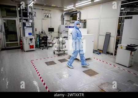 DELFT - i dipendenti lavorano nella camera bianca Else Kooi durante un tour stampa di un laboratorio di camera bianca nel campus tu Delft. In questi laboratori vengono studiate le innovazioni per l'industria dei chip. ANP ROBIN UTRECHT netherlands Out - belgio Out Foto Stock