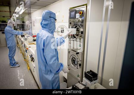 DELFT - i dipendenti lavorano nella camera bianca Else Kooi durante un tour stampa di un laboratorio di camera bianca nel campus tu Delft. In questi laboratori vengono studiate le innovazioni per l'industria dei chip. ANP ROBIN UTRECHT netherlands Out - belgio Out Foto Stock