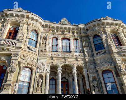 Palazzo Kucuksu, Kucuksu Kasri, Bosforo, Istanbul, Turkiye. Architettura ottomana, 06 ottobre 2023 Foto Stock