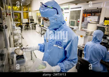 DELFT - i dipendenti lavorano nella camera bianca Else Kooi durante un tour stampa di un laboratorio di camera bianca nel campus tu Delft. In questi laboratori vengono studiate le innovazioni per l'industria dei chip. ANP ROBIN UTRECHT netherlands Out - belgio Out Foto Stock