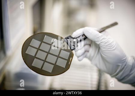 DELFT - i dipendenti lavorano nella camera bianca Else Kooi durante un tour stampa di un laboratorio di camera bianca nel campus tu Delft. In questi laboratori vengono studiate le innovazioni per l'industria dei chip. ANP ROBIN UTRECHT netherlands Out - belgio Out Foto Stock