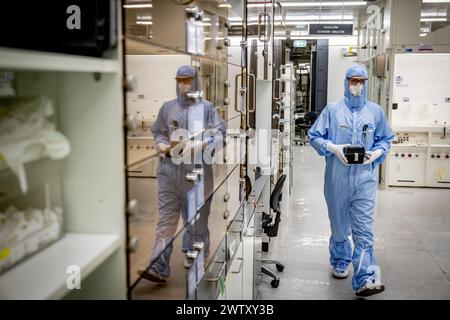 DELFT - i dipendenti lavorano nella camera bianca Else Kooi durante un tour stampa di un laboratorio di camera bianca nel campus tu Delft. In questi laboratori vengono studiate le innovazioni per l'industria dei chip. ANP ROBIN UTRECHT netherlands Out - belgio Out Foto Stock