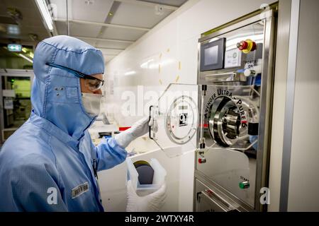 DELFT - i dipendenti lavorano nella camera bianca Else Kooi durante un tour stampa di un laboratorio di camera bianca nel campus tu Delft. In questi laboratori vengono studiate le innovazioni per l'industria dei chip. ANP ROBIN UTRECHT netherlands Out - belgio Out Foto Stock