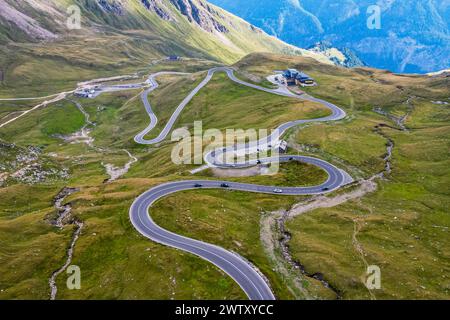 Splendida vista sulla famosa strada austriaca seršentine Grossglockner Hochalpenstrasse. Vista aerea del percorso panoramico della strada alpina Grossglockner in Au Foto Stock