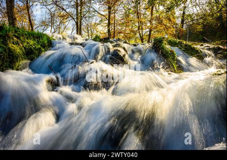 Piccola cascata sul famoso monumento Mlincici vicino a Jajce sul lago Plivsko in Bosnia ed Erzegovina. Foto a cascata a lunga esposizione. Foto Stock