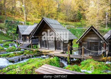 Vecchi mulini ad acqua in legno chiamati Mlincici costruiti sul lago Pliva vicino a Jajce, Bosnia ed Erzegovina. Foto Stock