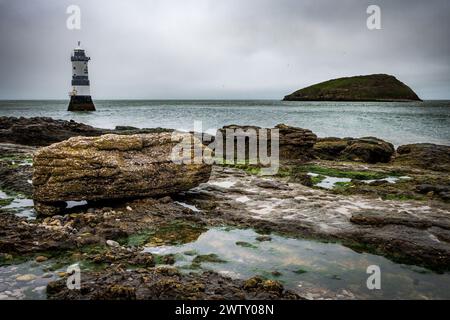 Faro di Penmon vicino all'isola di Puffin su Anglesey, Ynys Mon Galles del Nord. Foto Stock