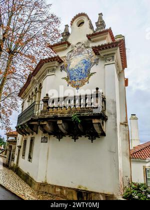 Edificio d'epoca in una strada acciottolata Foto Stock