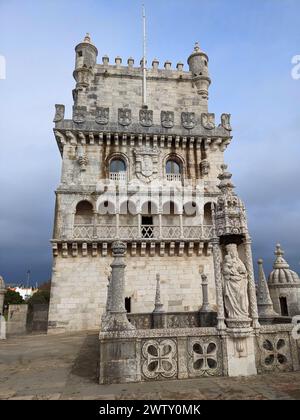 Esterno di un edificio decorativo con statue davanti Foto Stock