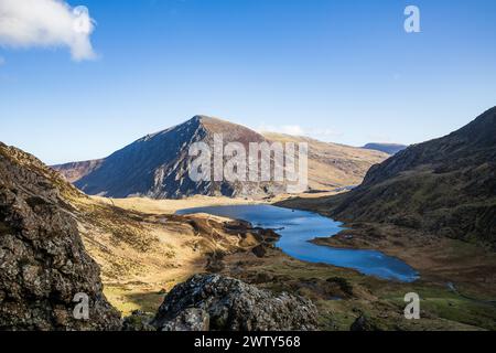 Pen Yr Ole Wen Mountain con immagine di Llyn Idwal, Snowdonia, Galles, Regno Unito. Foto Stock