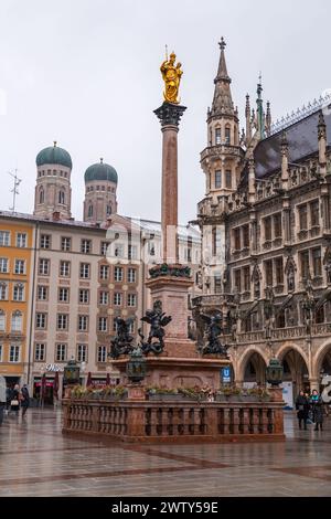 Monaco di Baviera, Germania - 26 dicembre 2021: Colonna della Vergine Maria o Mariensaule nella famosa piazza di Marienplatz a Monaco, Baviera, Germania. Foto Stock