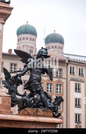 Monaco di Baviera, Germania - 26 dicembre 2021: Colonna della Vergine Maria o Mariensaule nella famosa piazza di Marienplatz a Monaco, Baviera, Germania. Foto Stock