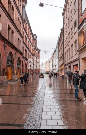 Monaco di Baviera, Germania - 26 dicembre 2021: Edifici intorno a Marienplatz, una delle piazze più vivaci di Monaco, capitale della Baviera, Germania Foto Stock