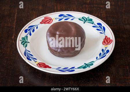 Pasticceria tradizionale olandese conosciuta come Bossche bol sul piatto, palla ricoperta di cioccolato ripiena di panna montata Foto Stock