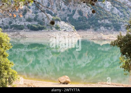 Il serbatoio Cuber a Maiorca durante i mesi estivi asciutti Foto Stock