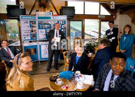 Corporate Away Day, sede della Barclays Bank, attività di team building e apprendimento. Beckton Alps 1990s Regno Unito. La mattina stavano imparando a sciare alla scuola di sci secco. Beckton, East London Inghilterra Regno Unito 1990s HOMER SYKES Foto Stock